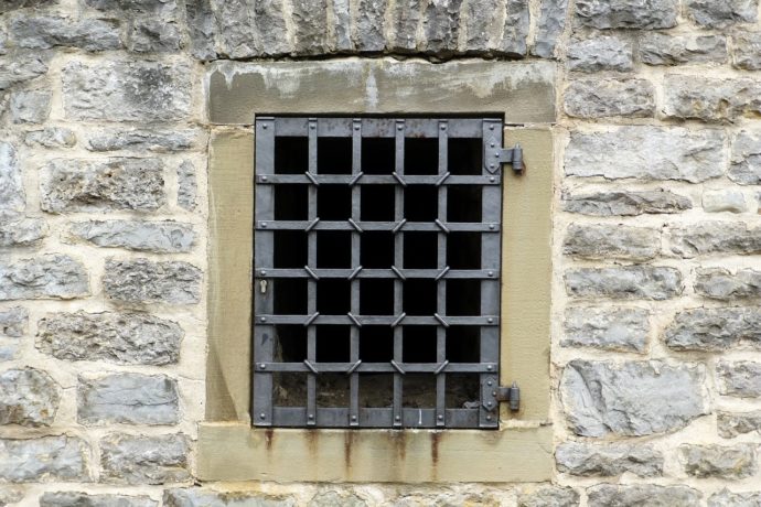 Hinter Gittern